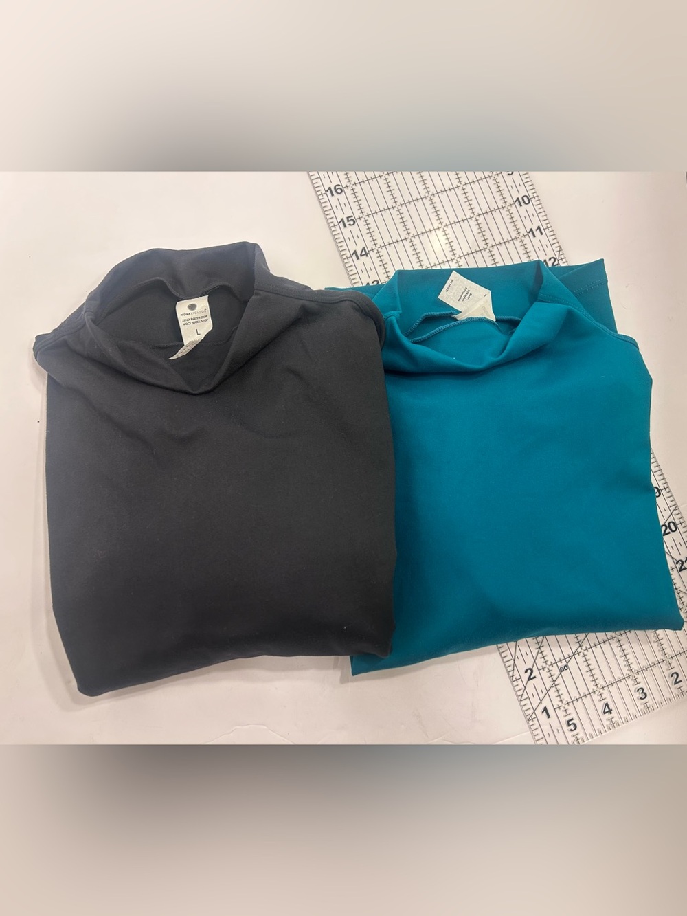 YogaLicious long sleeve crop top lot of two size large